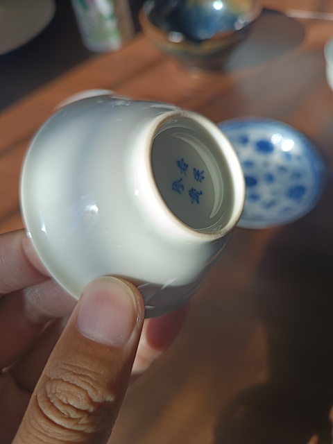 古玩陶瓷若深珍藏款青花杯真品鑒賞圖