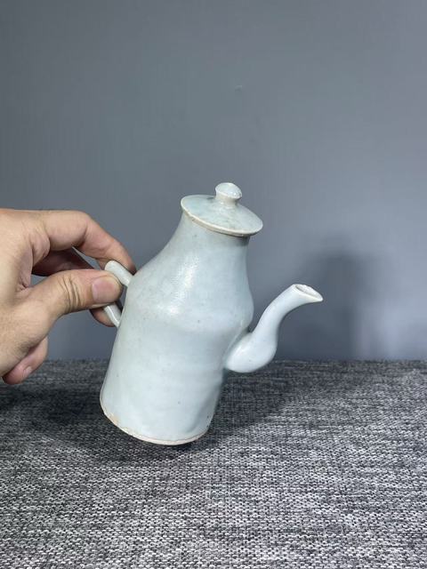 古玩陶瓷晚清白釉執壺真品鑒賞圖