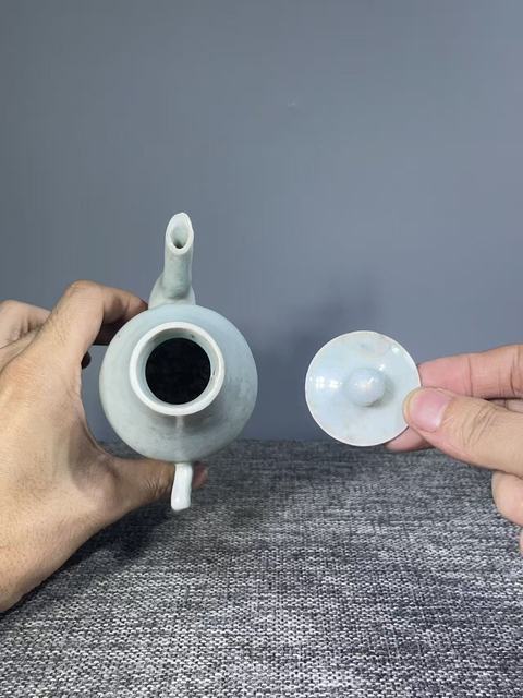 古玩陶瓷晚清白釉執壺真品鑒賞圖