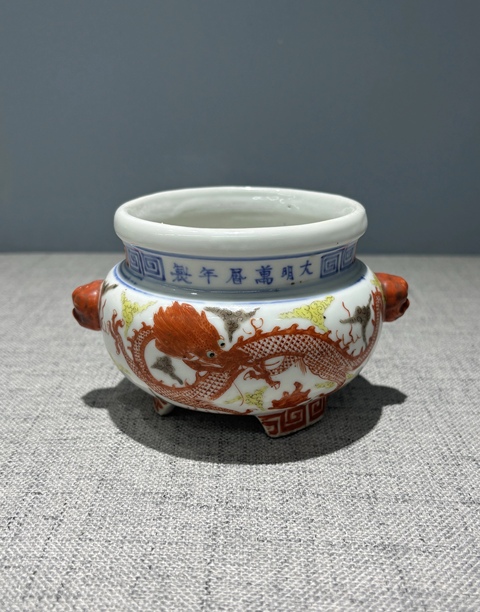 古玩陶瓷青花五彩雙龍戲珠三足爐真品鑒賞圖