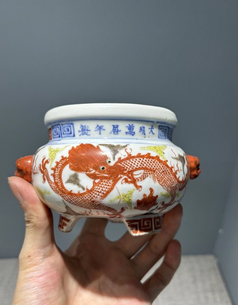 古玩陶瓷青花五彩雙龍戲珠三足爐真品鑒賞圖