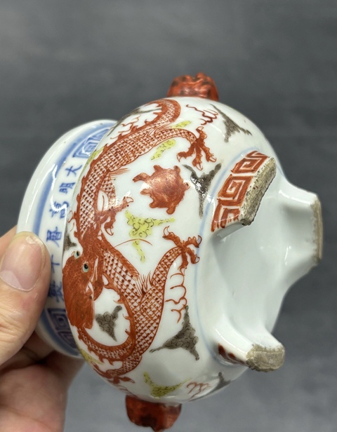 古玩陶瓷青花五彩雙龍戲珠三足爐真品鑒賞圖