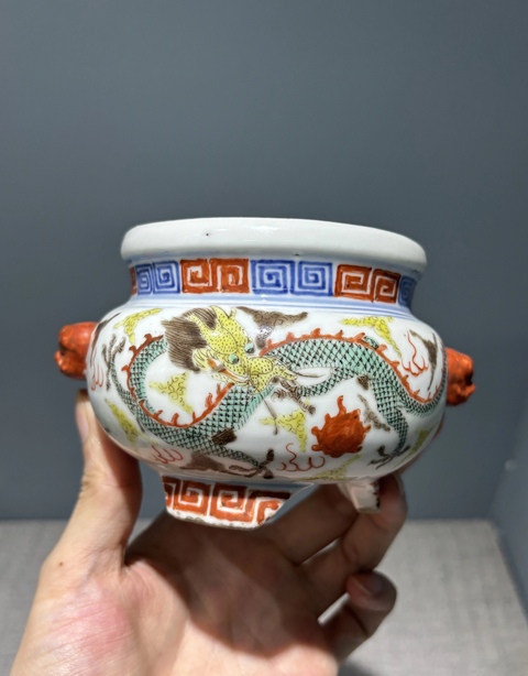 古玩陶瓷青花五彩雙龍戲珠三足爐真品鑒賞圖