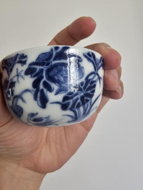 古玩陶瓷蓮池游禽滿池嬌青花杯真品鑒賞圖