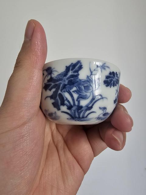 古玩陶瓷蓮池游禽滿池嬌青花杯真品鑒賞圖