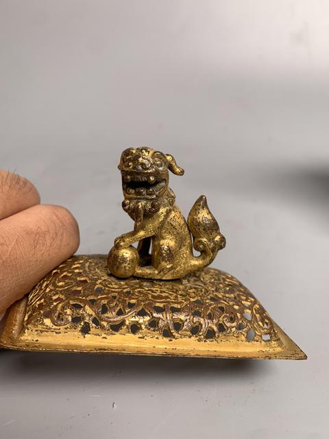 古玩雜項獅鈕鎏金熏爐真品鑒賞圖