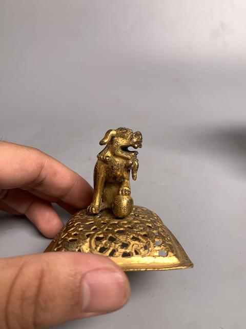 古玩雜項獅鈕鎏金熏爐真品鑒賞圖