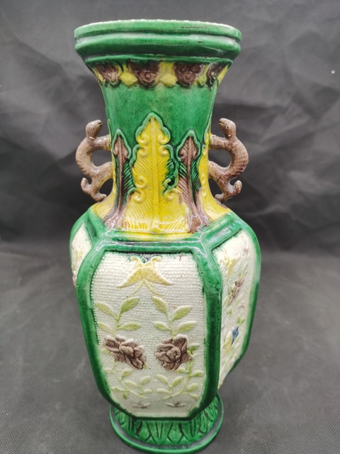 古玩陶瓷素三彩花卉紋雙耳瓶真品鑒賞圖
