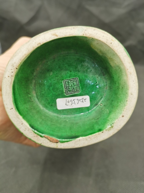 古玩陶瓷素三彩花卉紋雙耳瓶真品鑒賞圖
