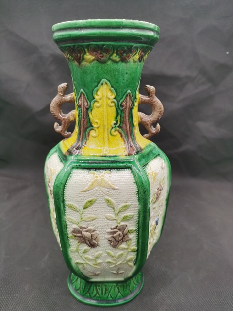 古玩陶瓷素三彩花卉紋雙耳瓶真品鑒賞圖