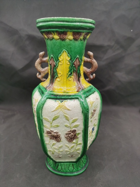 古玩陶瓷素三彩花卉紋雙耳瓶真品鑒賞圖