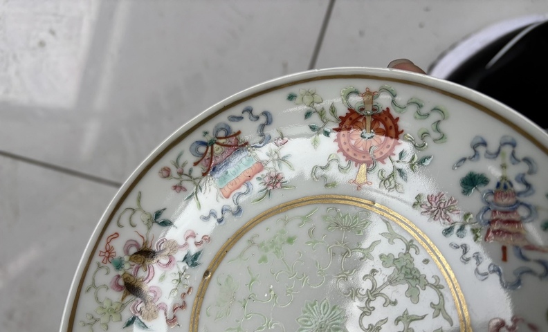 古玩陶瓷粉彩蓮托八寶紋盤真品鑒賞圖