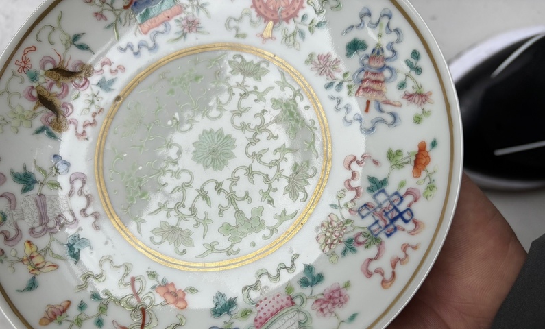 古玩陶瓷粉彩蓮托八寶紋盤真品鑒賞圖