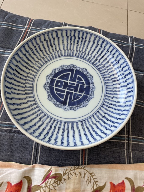 古玩陶瓷壽字紋梵字紋青花盤真品鑒賞圖