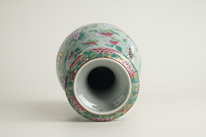 古玩陶瓷清晚期·豆青釉粉彩描金花蝶紋象耳盤口瓶真品鑒賞圖