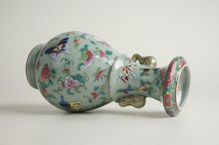 古玩陶瓷清晚期·豆青釉粉彩描金花蝶紋象耳盤口瓶真品鑒賞圖