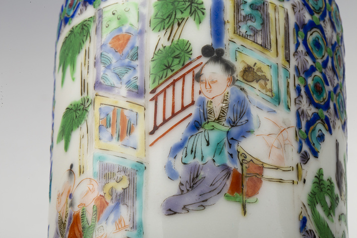 古玩陶瓷清咸豐·廣彩開窗人物故事紋小瓶拍賣，當(dāng)前價(jià)格776元