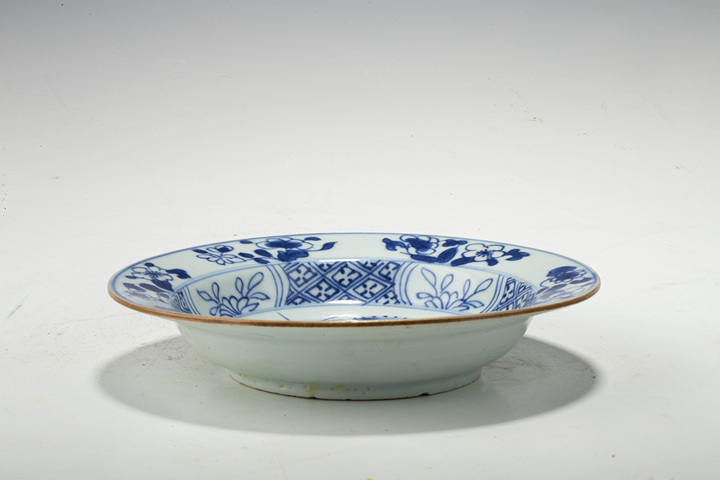 古玩陶瓷清康熙·青花荷葉紋折沿盤真品鑒賞圖