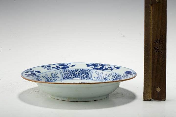 古玩陶瓷清康熙·青花荷葉紋折沿盤真品鑒賞圖