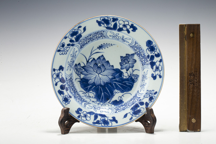古玩陶瓷清康熙·青花荷葉紋折沿盤真品鑒賞圖