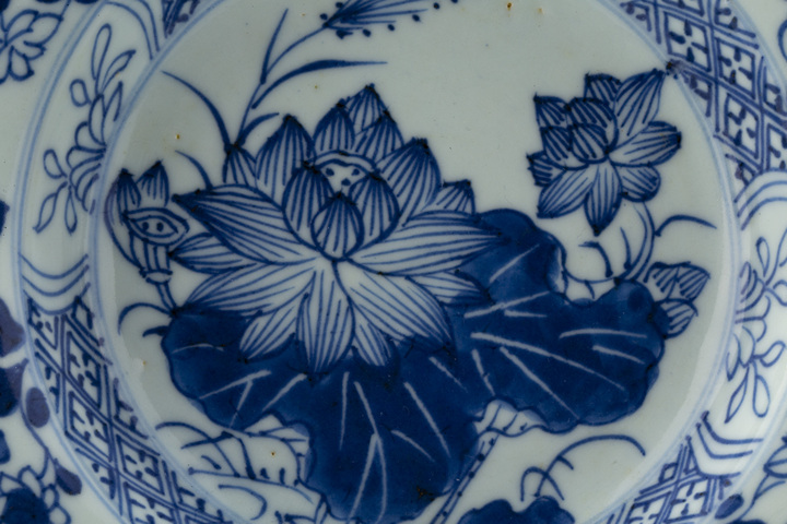 古玩陶瓷清康熙·青花荷葉紋折沿盤真品鑒賞圖