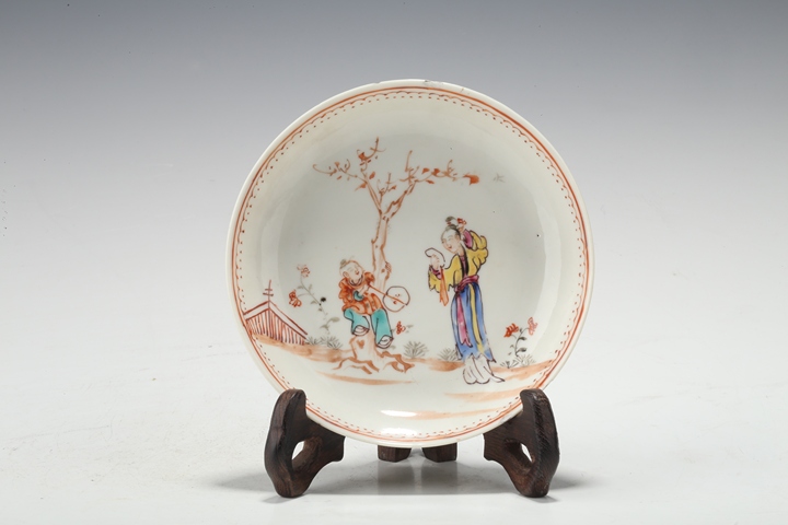 古玩陶瓷乾隆·粉彩仕女嬰戲紋小盤真品鑒賞圖