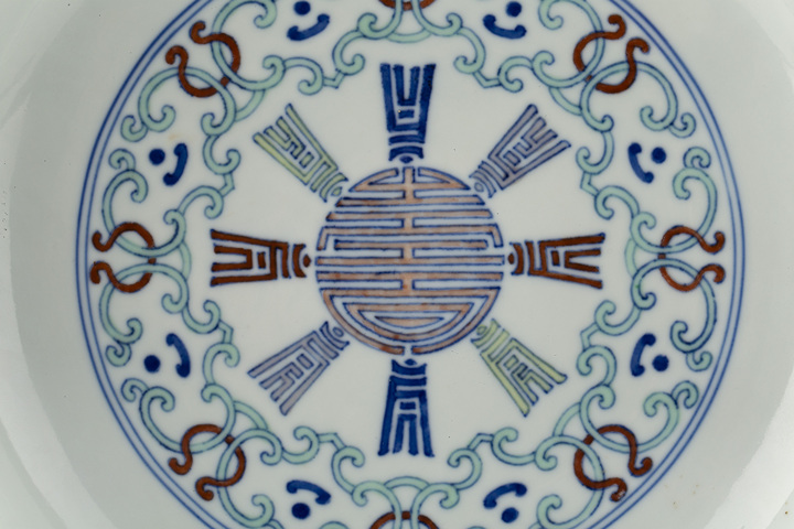 古玩陶瓷清乾隆·斗彩忍冬壽字紋盤拍賣，當前價格36032元