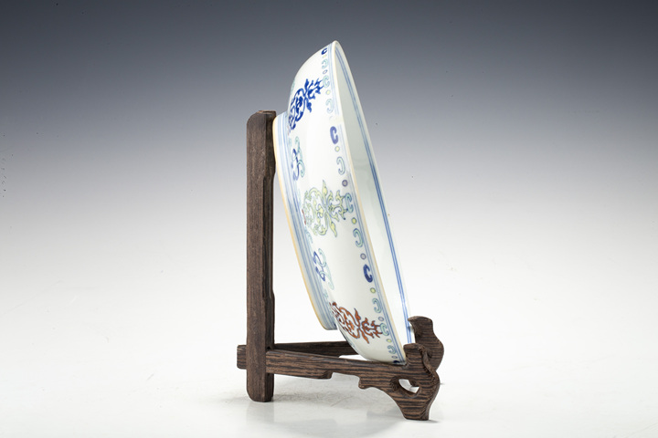 古玩陶瓷清乾隆·斗彩忍冬壽字紋盤拍賣，當前價格36032元