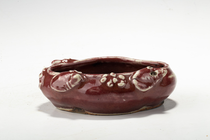 古玩陶瓷清晚·紅釉堆塑松鼠葡萄紋海棠形洗拍賣，當前價格3576元