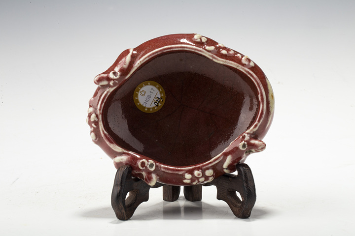 古玩陶瓷清晚·紅釉堆塑松鼠葡萄紋海棠形洗拍賣，當前價格3576元