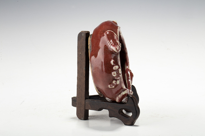 古玩陶瓷清晚·紅釉堆塑松鼠葡萄紋海棠形洗拍賣，當前價格3576元