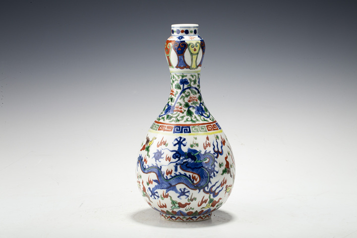 古玩陶瓷清末民初·青花五彩龍鳳呈祥紋蒜頭瓶
真品鑒賞圖