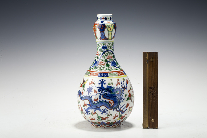 古玩陶瓷清末民初·青花五彩龍鳳呈祥紋蒜頭瓶
真品鑒賞圖