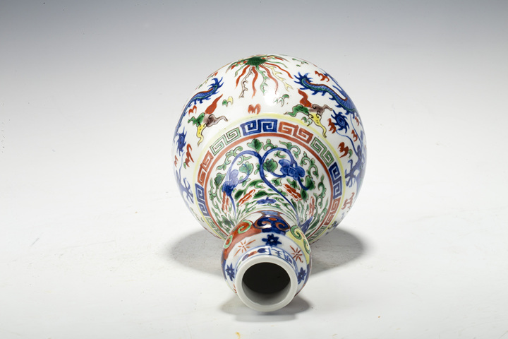 古玩陶瓷清末民初·青花五彩龍鳳呈祥紋蒜頭瓶
真品鑒賞圖