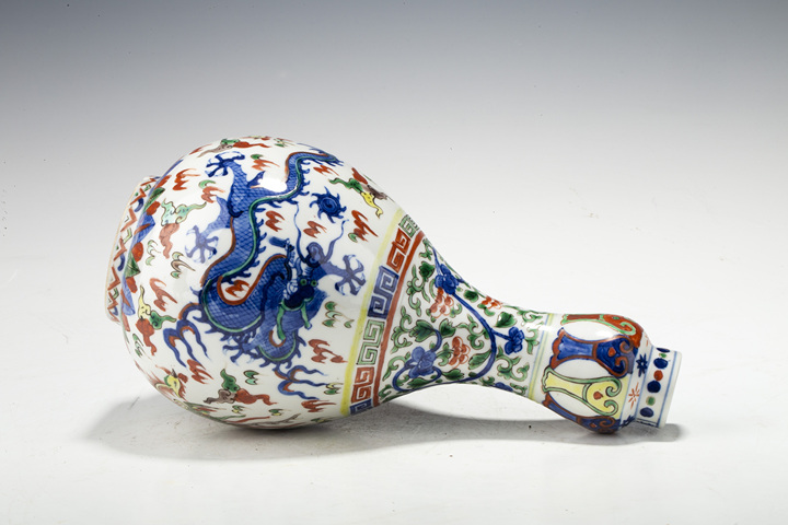 古玩陶瓷清末民初·青花五彩龍鳳呈祥紋蒜頭瓶
真品鑒賞圖