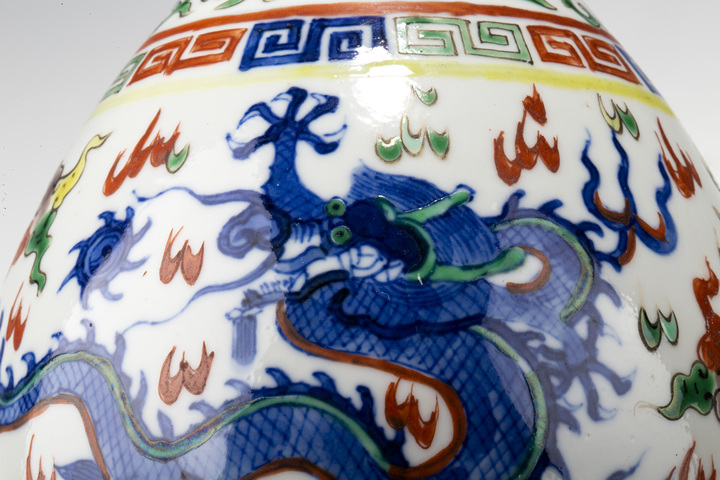 古玩陶瓷清末民初·青花五彩龍鳳呈祥紋蒜頭瓶
真品鑒賞圖