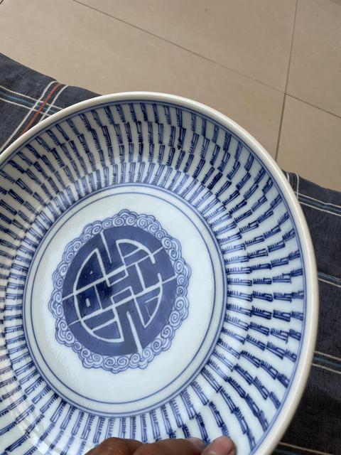 古玩陶瓷壽字紋梵字紋青花盤真品鑒賞圖