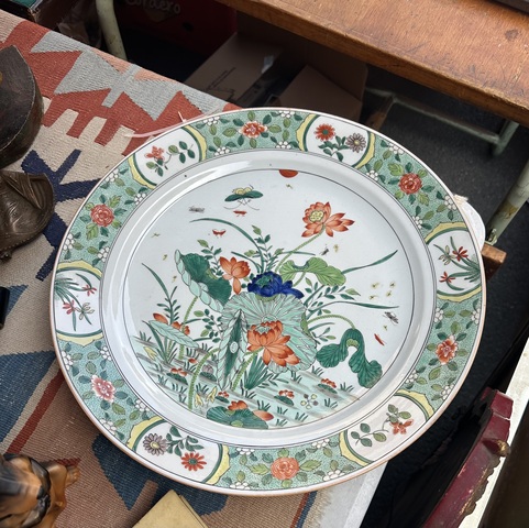 古玩陶瓷五彩花卉盤真品鑒賞圖