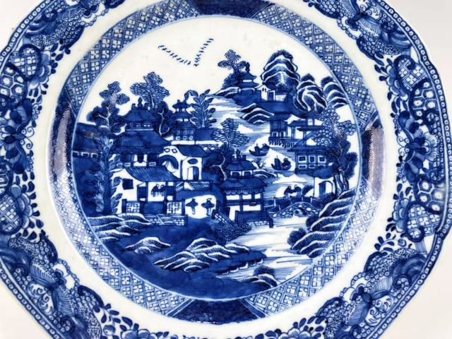 古玩陶瓷清乾隆·漿胎釉青花山水樓閣人物八方盤真品鑒賞圖
