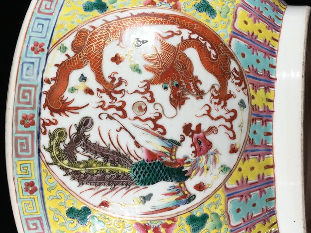 古玩陶瓷清晚期 黃地開(kāi)窗粉彩龍鳳大碗真品鑒賞圖