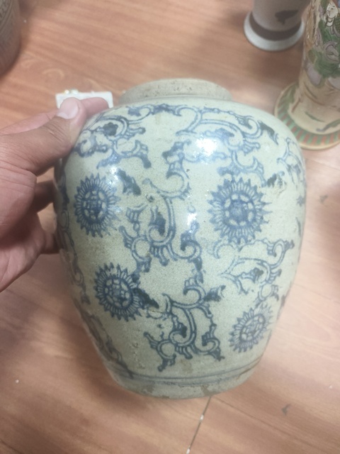 古玩陶瓷青花花卉紋罐真品鑒賞圖