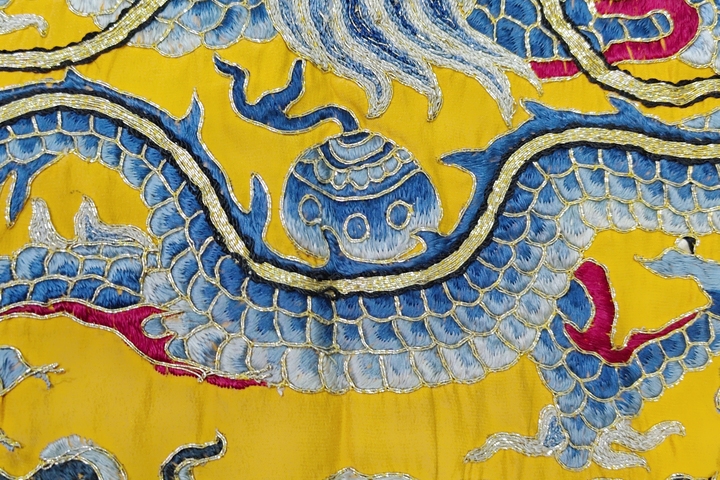 古玩雜項(xiàng)【0起】清晚期?黃地三藍(lán)盤金繡龍紋刺繡掛屏拍賣，當(dāng)前價(jià)格640元