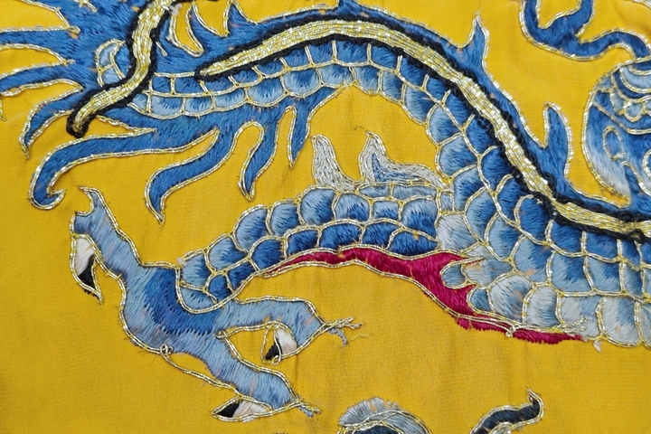 古玩雜項(xiàng)【0起】清晚期?黃地三藍(lán)盤金繡龍紋刺繡掛屏拍賣，當(dāng)前價(jià)格640元