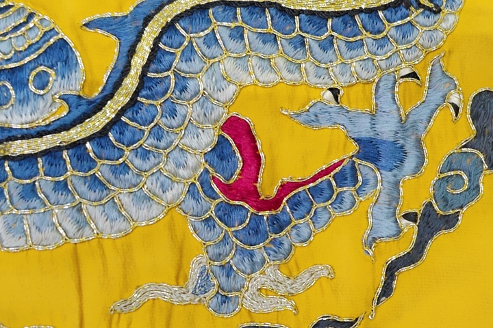 古玩雜項(xiàng)【0起】清晚期?黃地三藍(lán)盤金繡龍紋刺繡掛屏拍賣，當(dāng)前價(jià)格640元