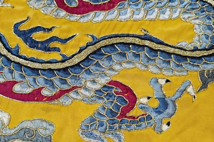 古玩雜項【0起】清晚期?黃地三藍盤金繡龍紋刺繡掛屏拍賣,當前價格640元