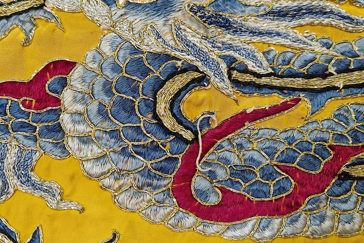 古玩雜項【0起】清晚期?黃地三藍盤金繡龍紋刺繡掛屏拍賣,當前價格640元