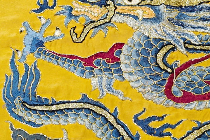 古玩雜項【0起】清晚期?黃地三藍盤金繡龍紋刺繡掛屏拍賣,當前價格640元