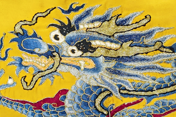 古玩雜項【0起】清晚期?黃地三藍盤金繡龍紋刺繡掛屏拍賣,當前價格640元