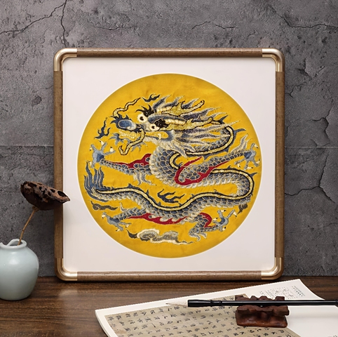 古玩雜項【0起】清晚期?黃地三藍盤金繡龍紋刺繡掛屏拍賣,當前價格640元