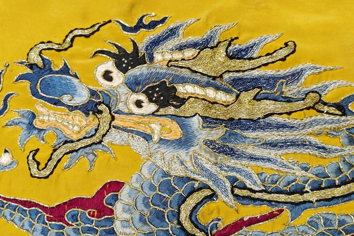 古玩雜項【0起】清晚期?黃地三藍盤金繡龍紋刺繡掛屏拍賣,當前價格640元